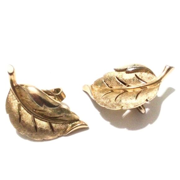 Vintage Crown Trifari Brushed Gold Tone Leaf Mid Century Clip On Earrings - Picture 2 of 4